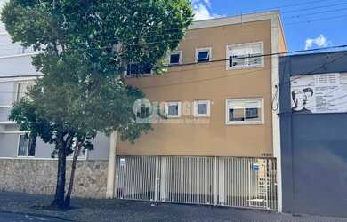 Imagem: A casa possui 4 Dormitórios, 3 Banheiros, 3 Vagas na garagem