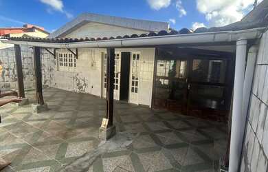 Imagem: A casa possui 3 Dormitórios, 2 Banheiros, 2 Vagas na garagem