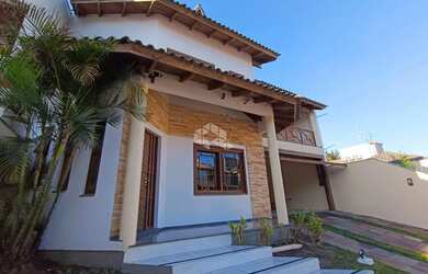 Imagem: A casa possui 4 Dormitórios, 4 Banheiros, 4 Vagas na garagem