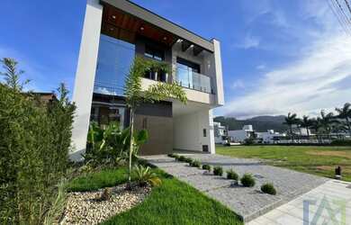 Imagem: A casa em condomínio possui 3 Dormitórios, 3 Banheiros, 2