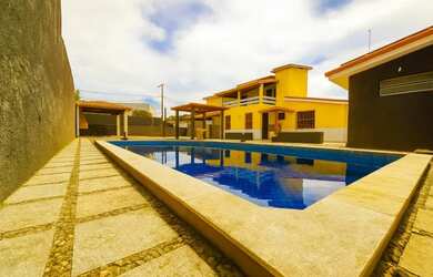 Imagem: A casa possui 4 Dormitórios, 5 Banheiros, 5 Vagas na garagem