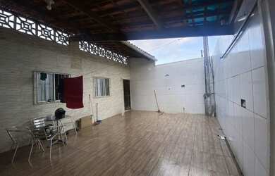 Imagem: A casa possui 3 Dormitórios, 1 Banheiro, 3 Vagas na garagem