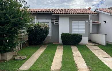 Imagem: A casa em condomínio possui 2 Dormitórios, 1 Banheiro, 2 Vagas