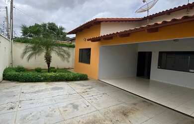 Imagem: A casa possui 3 Dormitórios, 1 Banheiro, 1 Vaga na garagem