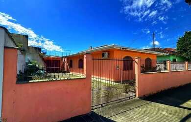 Imagem: A casa possui 4 Dormitórios, 2 Banheiros, 4 Vagas na garagem