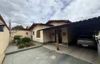 Imagem: A casa possui 3 Dormitórios, 1 Banheiro, 3 Vagas na garagem