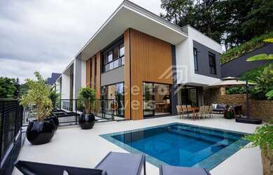 Imagem: A casa possui 3 Dormitórios, 1 Banheiro, 2 Vagas na garagem