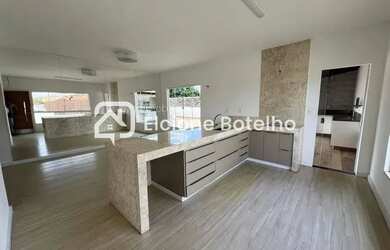 Imagem: A casa possui 3 Dormitórios, 2 Banheiros, 5 Vagas na garagem