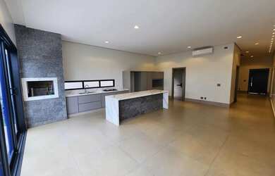 Imagem: A casa em condomínio possui 3 Dormitórios, 4 Banheiros, 4