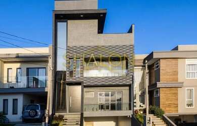 Imagem: A casa possui 3 Dormitórios, 3 Banheiros, 4 Vagas na garagem