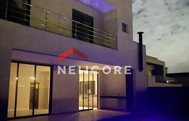 Imagem: A casa possui 4 Dormitórios, 4 Banheiros, 2 Vagas na garagem