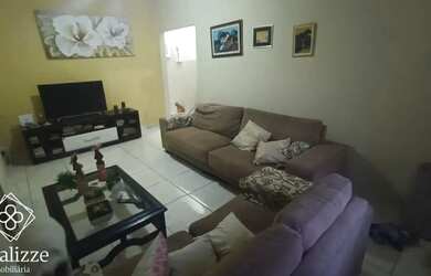 Imagem: A casa possui 3 Dormitórios, 2 Banheiros, 4 Vagas na garagem