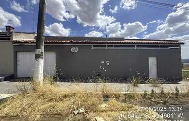 Imagem: A casa possui 2 Dormitórios, 1 Banheiro, 1 Vaga na garagem