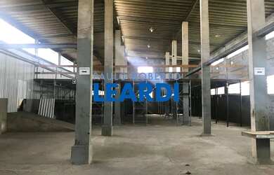 Imagem: O depósito possui 2000m² de Área e está localizado em Jardim