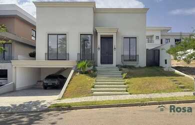 Imagem: A casa possui 4 Dormitórios, 5 Banheiros, 4 Vagas na garagem