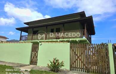 Imagem: A casa possui 3 Dormitórios, 2 Banheiros, 5 Vagas na garagem