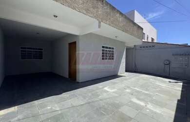 Imagem: A casa possui 3 Dormitórios, 2 Banheiros, 3 Vagas na garagem