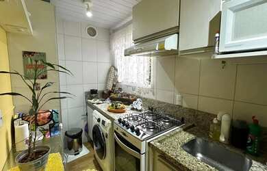 Imagem: O apartamento possui 2 Dormitórios, 1 Banheiro, 1 Vaga na garagem