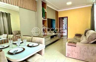 Imagem: A casa possui 3 Dormitórios, 3 Banheiros, 4 Vagas na garagem