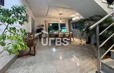 Imagem: A casa em condomínio possui 5 Dormitórios, 5 Banheiros e 388m²