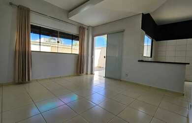 Imagem: A casa possui 3 Dormitórios, 2 Banheiros, 2 Vagas na garagem