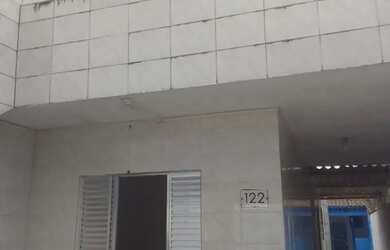 Imagem: A casa possui 2 Dormitórios, 2 Banheiros, 2 Vagas na garagem