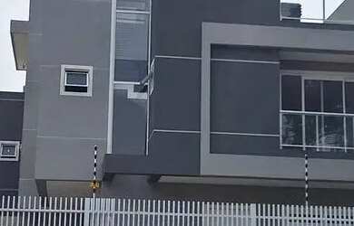 Imagem: A casa possui 3 Dormitórios, 2 Banheiros, 2 Vagas na garagem