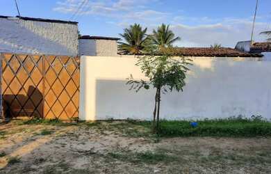 Imagem: A casa possui 2 Dormitórios, 2 Banheiros e 3 Vagas na garagem