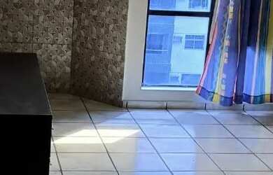 Imagem: O apartamento possui 1 Dormitório, 1 Banheiro, 1 Vaga na garagem