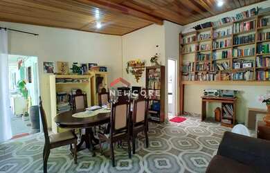 Imagem: A casa possui 4 Dormitórios, 5 Banheiros, 4 Vagas na garagem