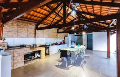 Imagem: A casa possui 3 Dormitórios, 1 Banheiro, 1 Vaga na garagem