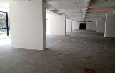 Imagem: O depósito possui 5 Vagas na garagem, 671m² de Área e está