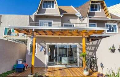 Imagem: A casa possui 4 Dormitórios, 3 Banheiros, 3 Vagas na garagem