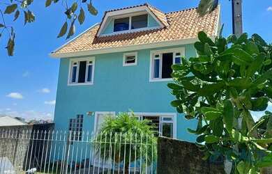 Imagem: A casa possui 4 Dormitórios, 3 Banheiros, 4 Vagas na garagem