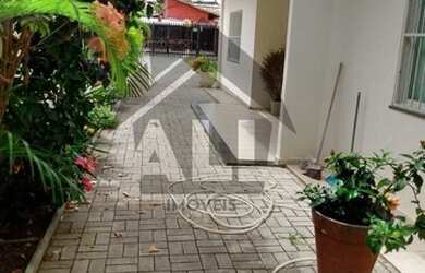 Imagem: A casa possui 3 Dormitórios, 3 Banheiros, 2 Vagas na garagem