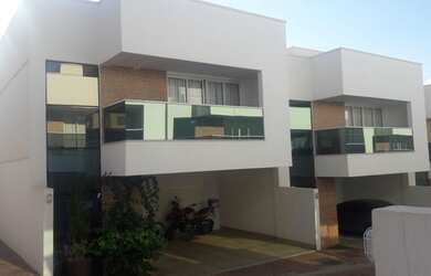 Imagem: A casa possui 3 Dormitórios, 4 Banheiros, 2 Vagas na garagem