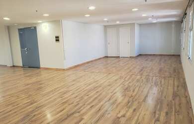 Imagem: O depósito para alugar possui 5 Vagas na garagem e 170m² de