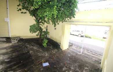 Imagem: A casa possui 3 Dormitórios, 2 Banheiros, 1 Vaga na garagem