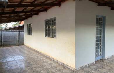 Imagem: A casa possui 2 Dormitórios, 1 Banheiro, 2 Vagas na garagem