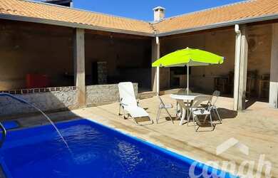 Imagem: A casa possui 2 Dormitórios, 3 Banheiros, 2 Vagas na garagem