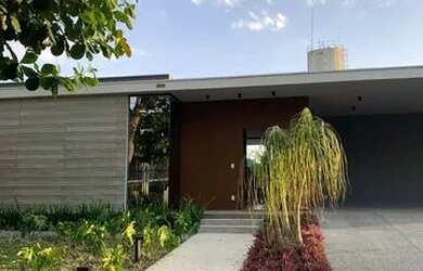 Imagem: A casa em condomínio possui 4 Dormitórios, 5 Banheiros, 5