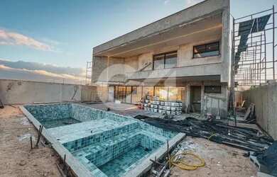 Imagem: A casa em condomínio possui 4 Dormitórios, 5 Banheiros, 4