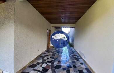 Imagem: A casa possui 3 Dormitórios, 2 Banheiros, 4 Vagas na garagem