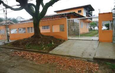 Imagem: A casa possui 5 Dormitórios e 5 Vagas na garagem e está localizado