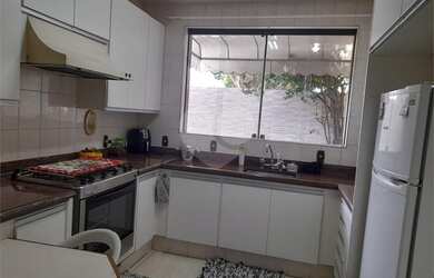 Imagem: A casa possui 3 Dormitórios, 3 Banheiros, 4 Vagas na garagem