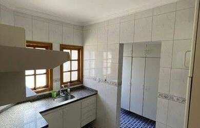 Imagem: A casa possui 2 Dormitórios, 2 Banheiros, 2 Vagas na garagem