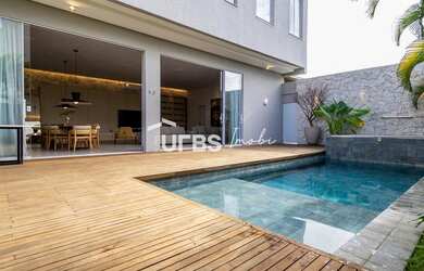 Imagem: A casa possui 4 Dormitórios, 5 Banheiros, 4 Vagas na garagem