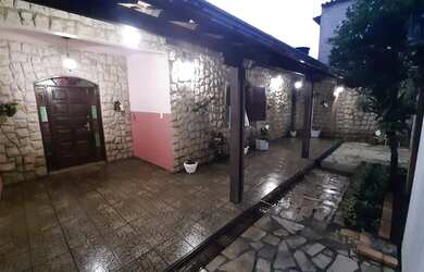 Imagem: A casa possui 3 Dormitórios, 1 Banheiro, 2 Vagas na garagem