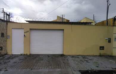 Imagem: A casa possui 3 Dormitórios, 3 Banheiros, 4 Vagas na garagem