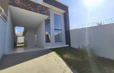 Imagem: A casa possui 2 Dormitórios, 2 Banheiros, 2 Vagas na garagem